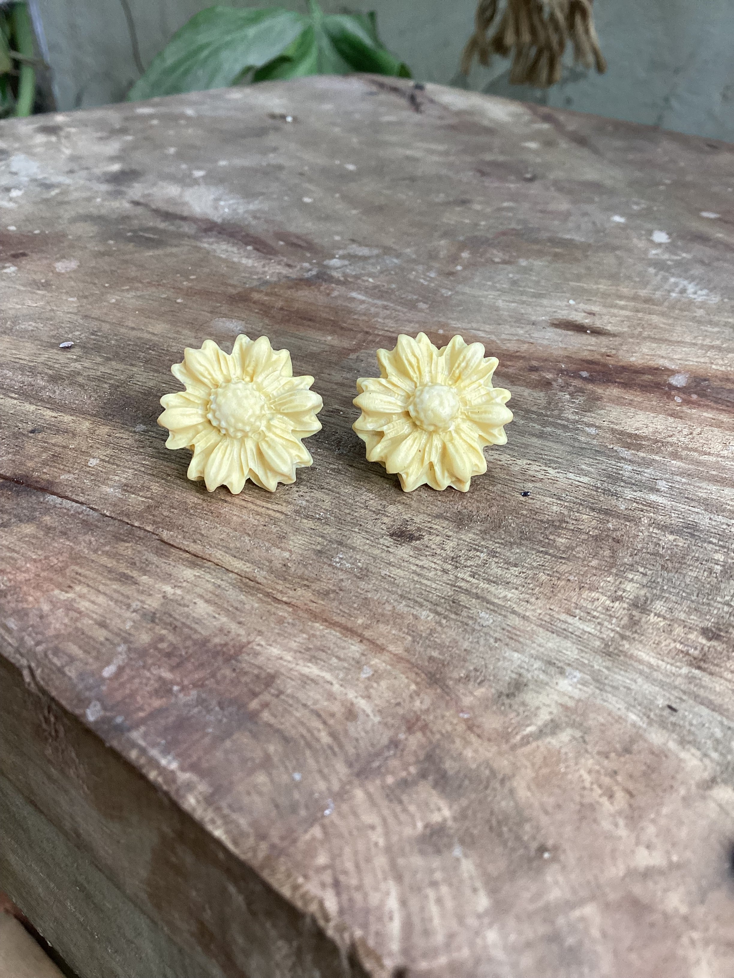Flowers studs